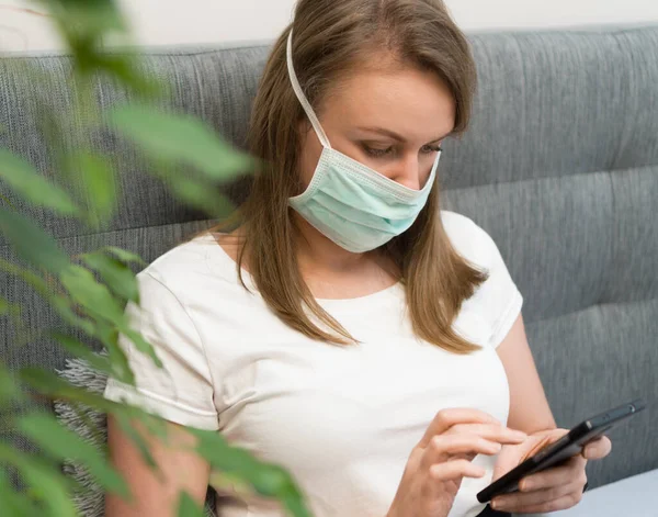 Mujer Con Máscara Médica Usando Teléfono Móvil Aislamiento Casa —  Fotos de Stock