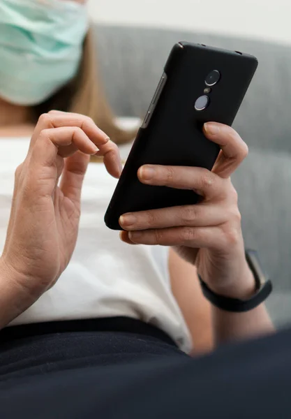 Een Vrouw Met Een Medisch Masker Die Een Mobiele Telefoon — Stockfoto