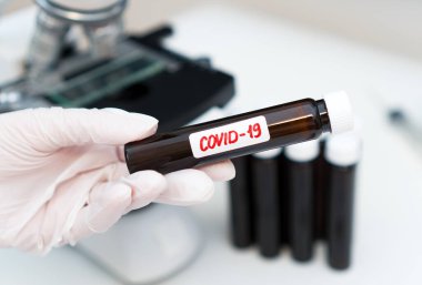 Eldivenin içindeki kutuda Coronavirus yazılıydı..