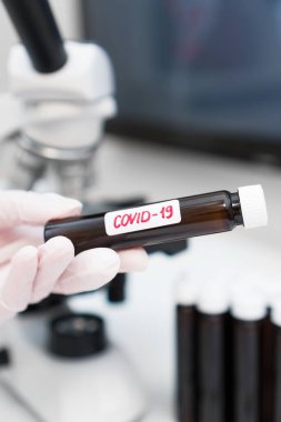 Eldivenin içindeki kutuda Coronavirus yazılıydı..