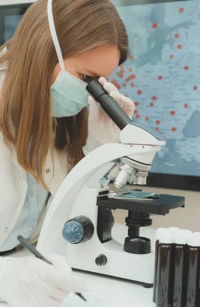 Laboratuvarda Tıbbi Maske Takan Bilim Adamı Enfeksiyonlu Arka Plan Haritasında — Stok fotoğraf