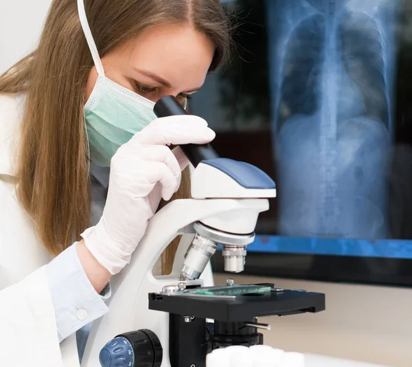 研究室の医療マスクの科学者 背景に肺炎のX線フィルム — ストック写真