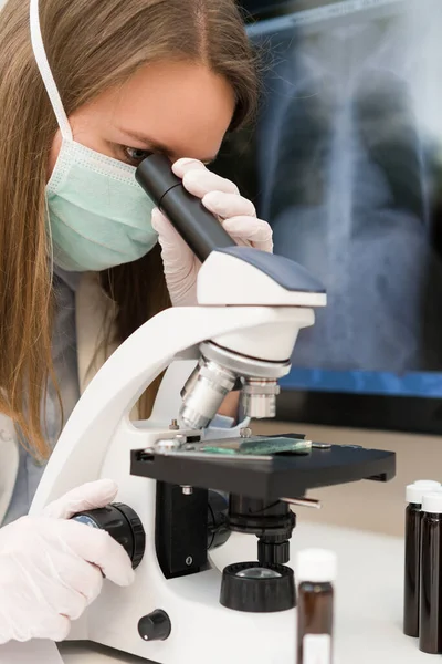 Scientifique Masque Médical Laboratoire Pneumonie Film Radiographique Sur Fond — Photo