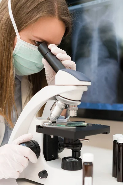 Scienziato Maschera Medica Laboratorio Polmonite Pellicola Raggi Sfondo — Foto Stock