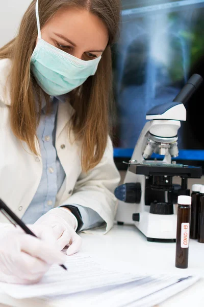 Científico Máscara Médica Laboratorio Película Rayos Neumonía Sobre Fondo —  Fotos de Stock