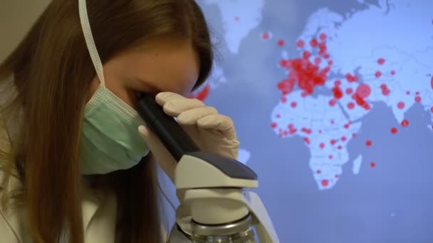 Вчений в медичній масці в лабораторії . — стокове відео