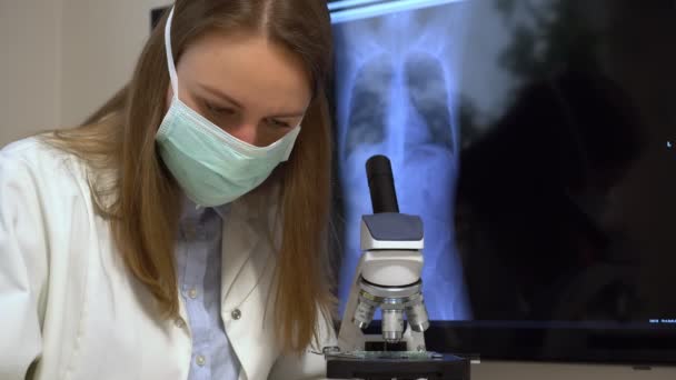 Ученый в медицинской маске в лаборатории . — стоковое видео