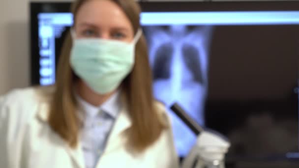 Covid-19 샘플 튜브를 들고 있는 실험실의 생체 학자. — 비디오