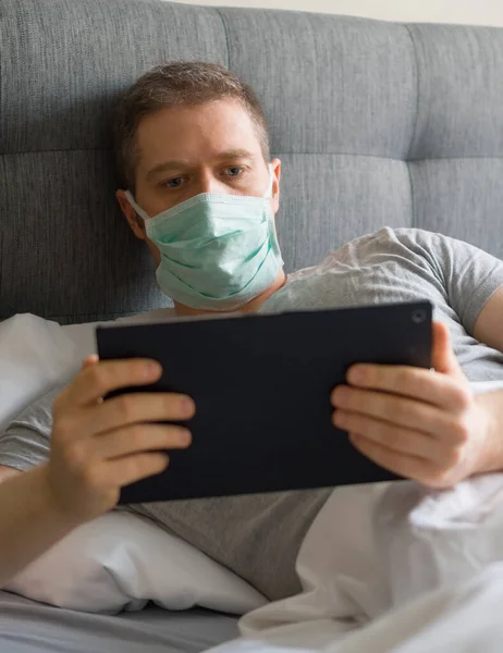 Hombre Enfermo Con Máscara Médica Usando Tableta Cama Concepto Cuarentena —  Fotos de Stock