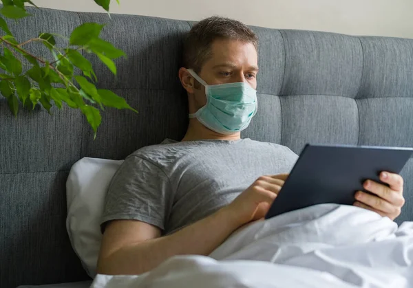 Sick Man Medical Mask Using Tablet Bed Home Quarantine Concept — Stock Photo, Image