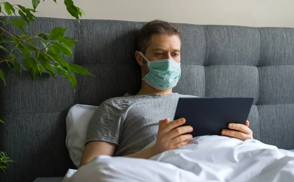 Sick Man Medical Mask Using Tablet Bed Home Quarantine Concept — Stock Photo, Image