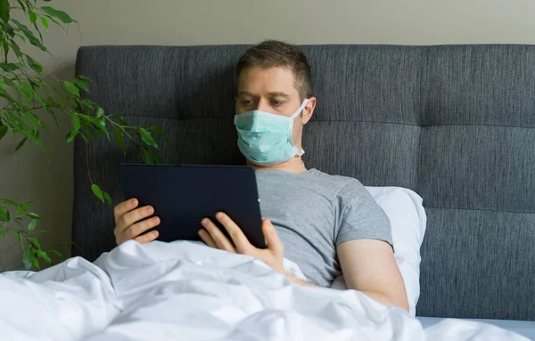 Hombre Enfermo Con Máscara Médica Usando Tableta Cama Concepto Cuarentena —  Fotos de Stock