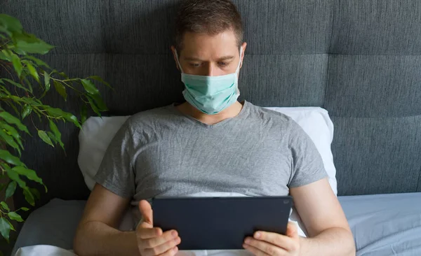 Hombre Enfermo Con Máscara Médica Usando Tableta Cama Concepto Cuarentena —  Fotos de Stock