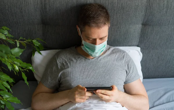 Sick Man Medical Mask Using Mobile Phone Bed Home Quarantine — Stock Photo, Image