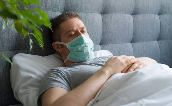 침대에 의료용 마스크를 코로나 바이러스 — 스톡 사진