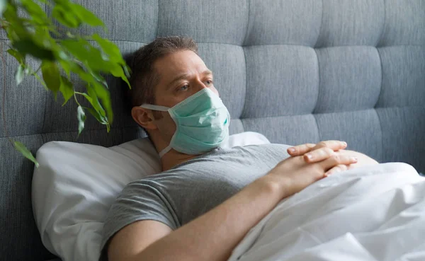 Sick Man Medical Mask Lying Bed Coronavirus Quarantine Concept — Stock Photo, Image