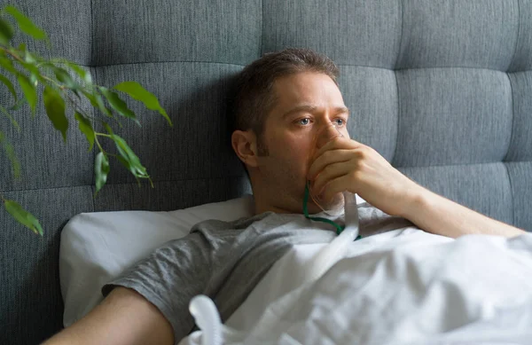 Kranker Mann Mit Atemmaske Auf Dem Gesicht Bett Coronavirus Präventionskonzept — Stockfoto