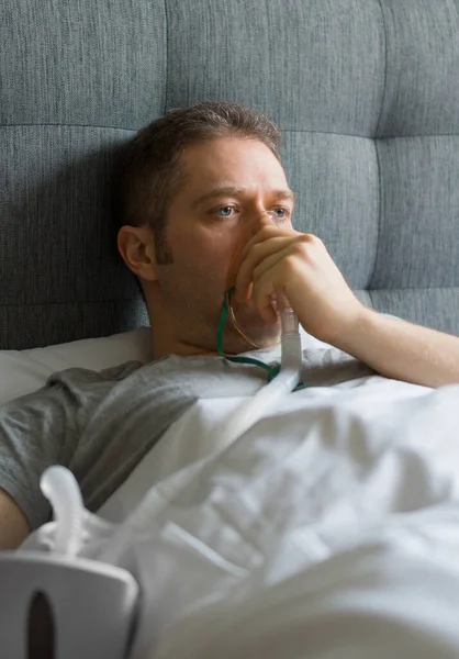 Homem Doente Com Máscara Inalatória Rosto Cama Conceito Prevenção Coronavírus — Fotografia de Stock