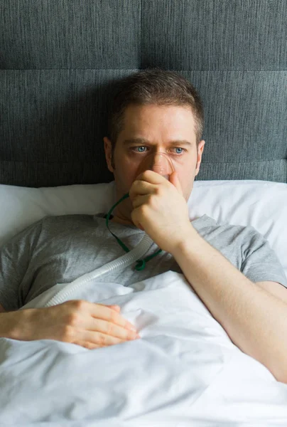 Chory Człowiek Masce Inhalatora Twarzy Łóżku Koncepcja Zapobiegania Koronawirusom — Zdjęcie stockowe