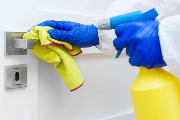 Hand Beschermende Handschoen Met Vod Schoonmaken Deurkruk Covid Ontsmettingsconcept — Stockfoto