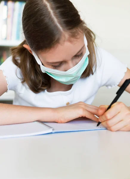 Una Ragazzina Che Compiti Durante Quarantena Concetto Coronavirus — Foto Stock