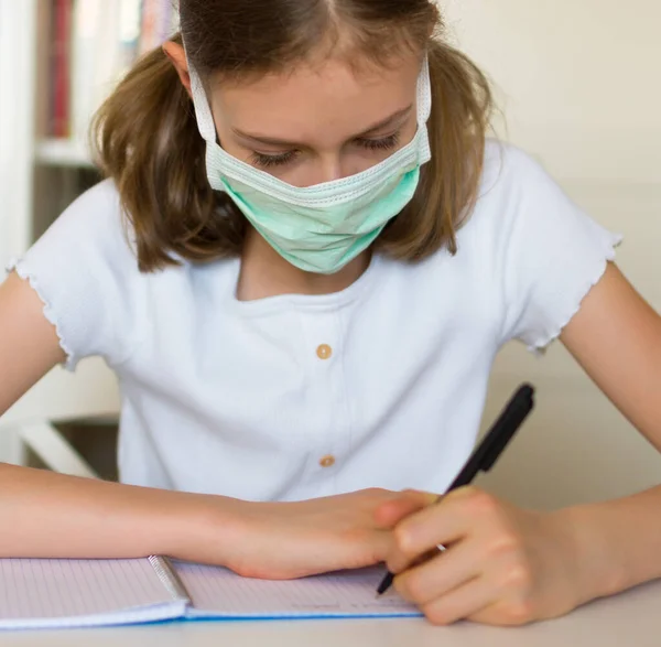 Una Ragazzina Che Compiti Durante Quarantena Concetto Coronavirus — Foto Stock