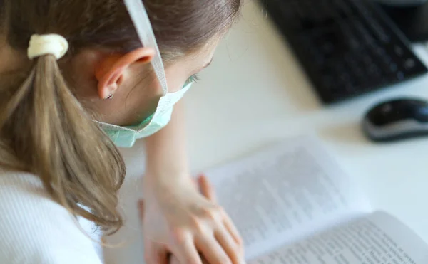 Kleines Mädchen Liest Während Der Quarantäne Lehrbücher Coronavirus Konzept — Stockfoto