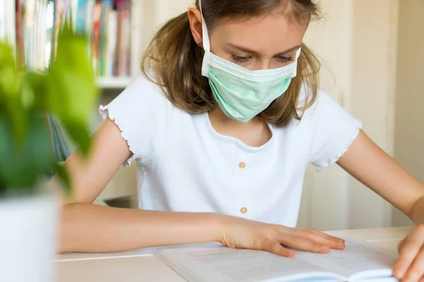 Little Girl Reading Textbook Quarantine Coronavirus Concept — Stock Photo, Image