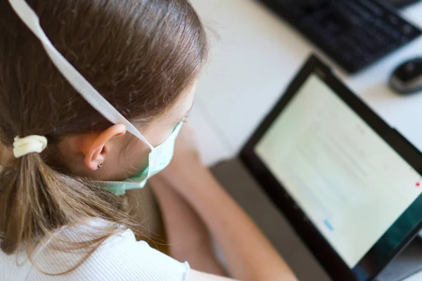 小女孩在检疫时使用平板电脑 Coronavirus概念 — 图库照片