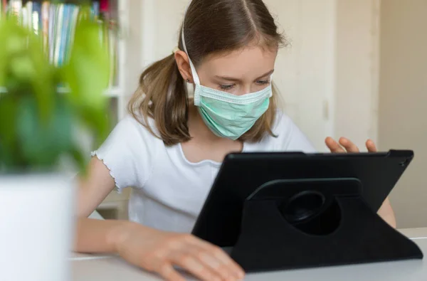 Little Girl Using Tablet Quarantine Coronavirus Concept — Stock Photo, Image