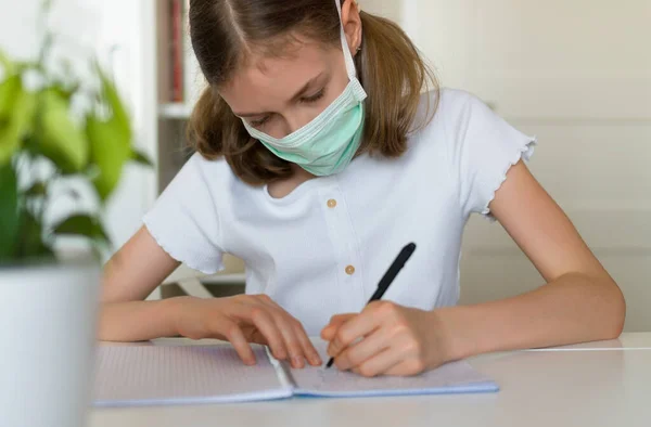 Kleines Mädchen Macht Während Der Quarantäne Hausaufgaben Der Schule Coronavirus — Stockfoto