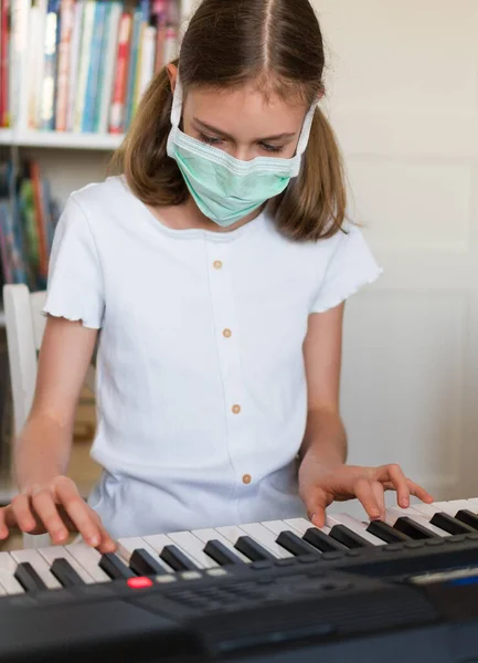 Bambina Che Impara Pianoforte Durante Quarantena Concetto Coronavirus — Foto Stock