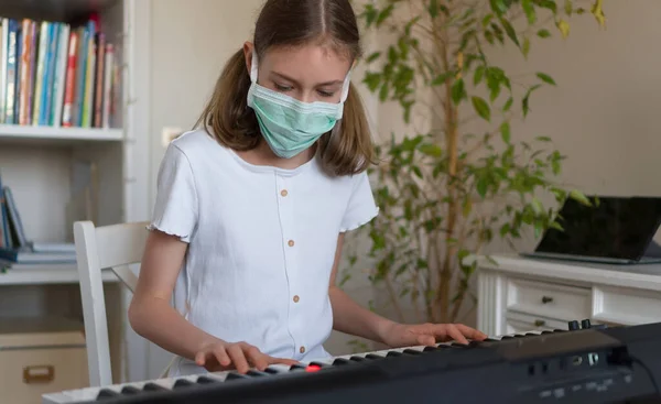 Little Girl Learning Piano Quarantine Coronavirus Concept — Stock Photo, Image