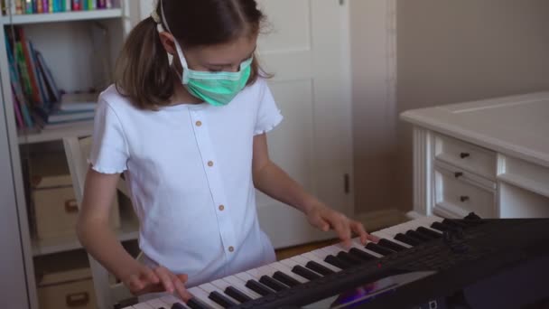 Menina Aprendendo Piano Durante Quarentena Conceito Coronavírus — Vídeo de Stock