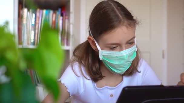 Bambina che utilizza tablet pc durante la quarantena . — Video Stock