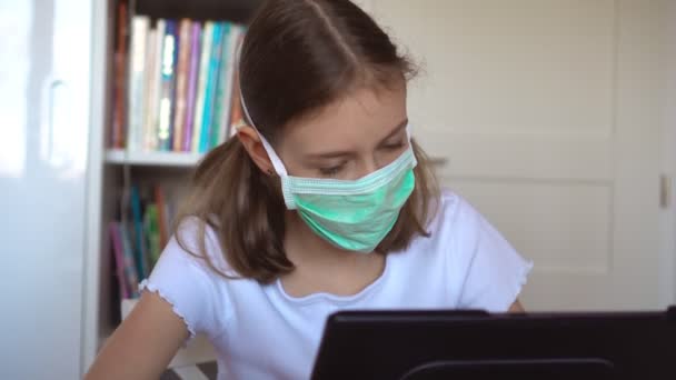 検疫中にタブレットPCを使用して女の子. — ストック動画