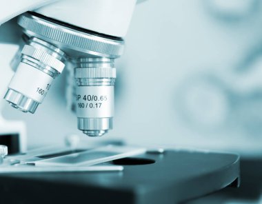 Laboratuvardaki mikroskobun yakın görüntüsü.