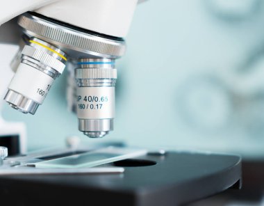 Laboratuvardaki mikroskobun yakın görüntüsü.