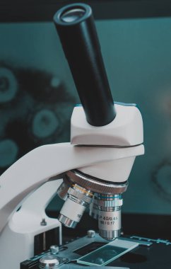 Laboratuvardaki mikroskobun yakın görüntüsü.