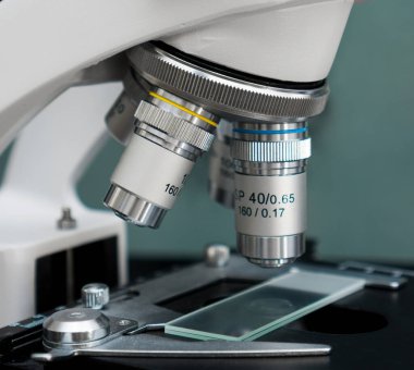 Laboratuvardaki mikroskobun yakın görüntüsü.