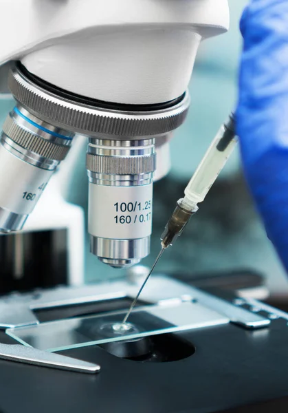 바이러스학자가 현미경으로 코로나 바이러스 백신을 시험하는 장갑에 — 스톡 사진
