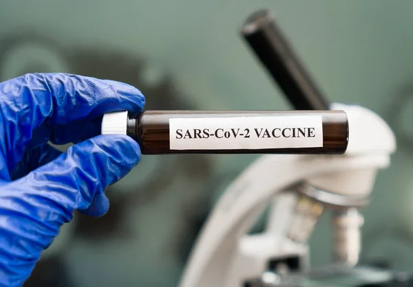 研究室でコロナウイルスワクチンを保持手袋で手 — ストック写真