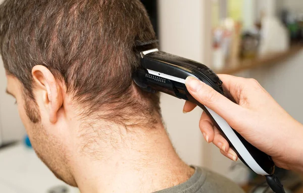 Woman Doing Haircut Hair Trimmer Man Home — Stock Photo, Image