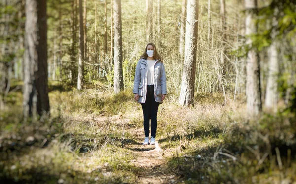 Frau Mit Medizinischer Maske Mitten Wald — Stockfoto