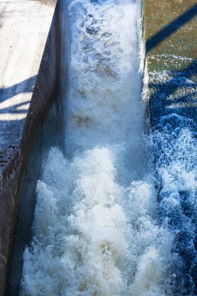 Descarga Agua Central Hidroeléctrica Estonia — Foto de Stock