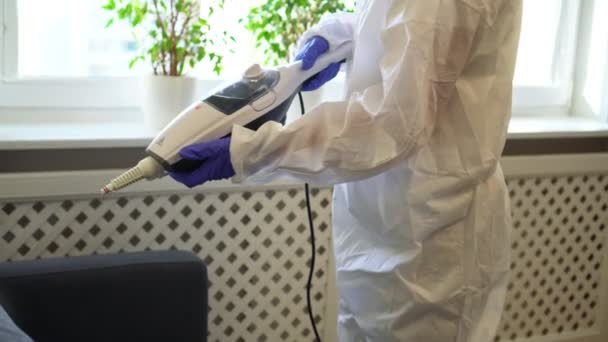 Czyściciel w pokoju do dezynfekcji skafandrów biologicznych. — Wideo stockowe