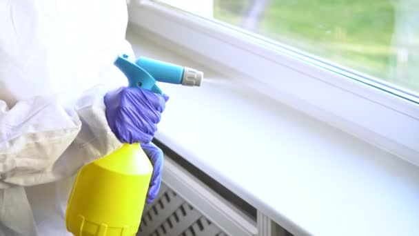 Ruční ochranné rukavice s hadrem čistící okenní parapet. — Stock video