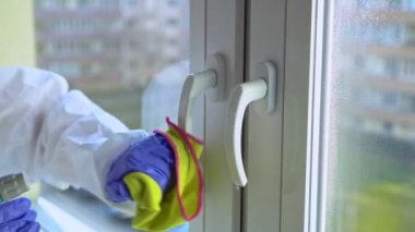 Koruyucu eldiven ve bez temizleme kapı kolu..