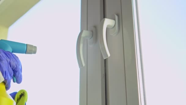Mão em luva protetora com pano de limpeza maçaneta da porta . — Vídeo de Stock