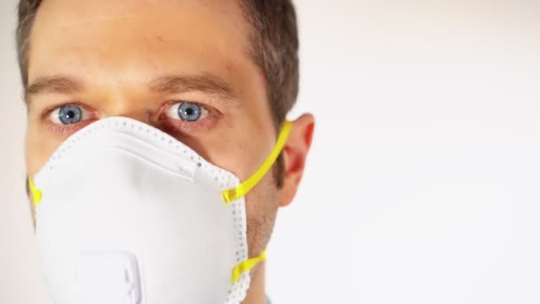 L'uomo con la maschera medica . — Video Stock